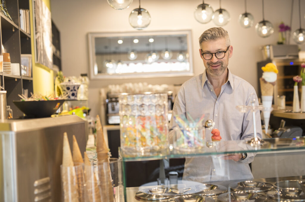 Oliver Hoyer hinter der Theke der Eisbar Bayreuth